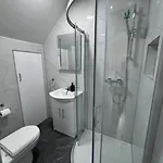 Ferienhaus Unique 3bedrooms Near & Airport *