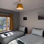 Prázdninový dům Unique 3bedrooms Near & Airport *