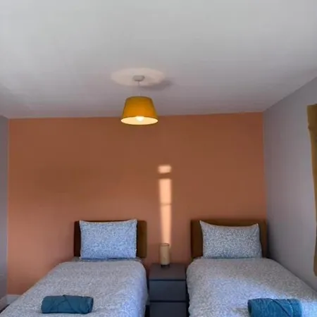Unique 3bedrooms Near & Airport *