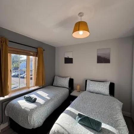 Prázdninový dům Unique 3bedrooms Near & Airport